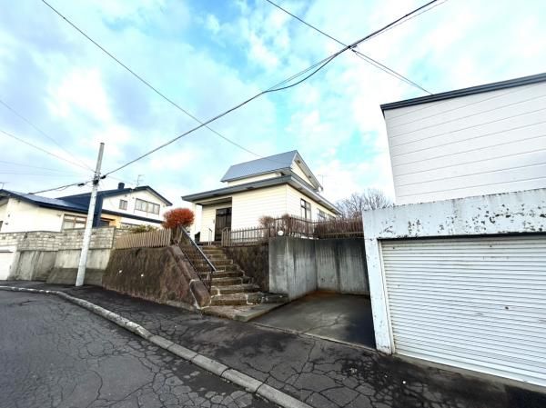 Renovated 4LDK House with Garage in Muroran, Hokkaido - Thumbnail 2