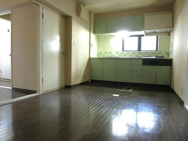 4LDK Terraced House for Sale in Neyagawa City, Osaka - Thumbnail 3