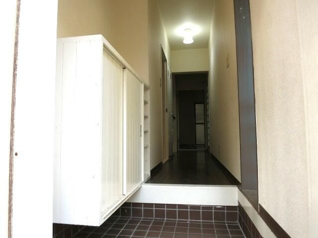 4LDK Terraced House for Sale in Neyagawa City, Osaka - Thumbnail 2