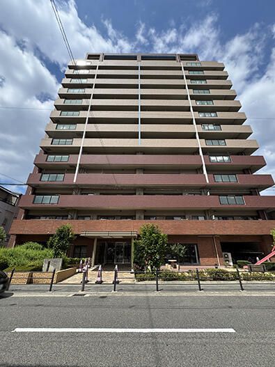 4LDK Apartment with Three-Sided Balcony in Osaka Nishi Ward - Image 1