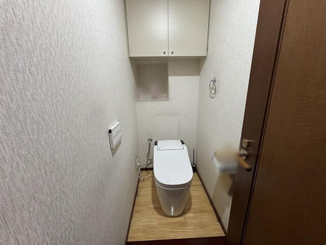 4LDK Apartment with Three-Sided Balcony in Osaka Nishi Ward - Thumbnail 4