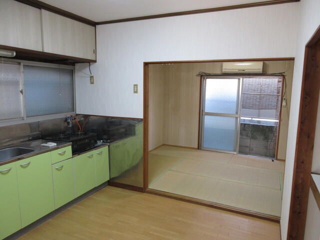 3DK Wooden House for Rent in Shijonawate, Osaka - No Deposit - Thumbnail 4