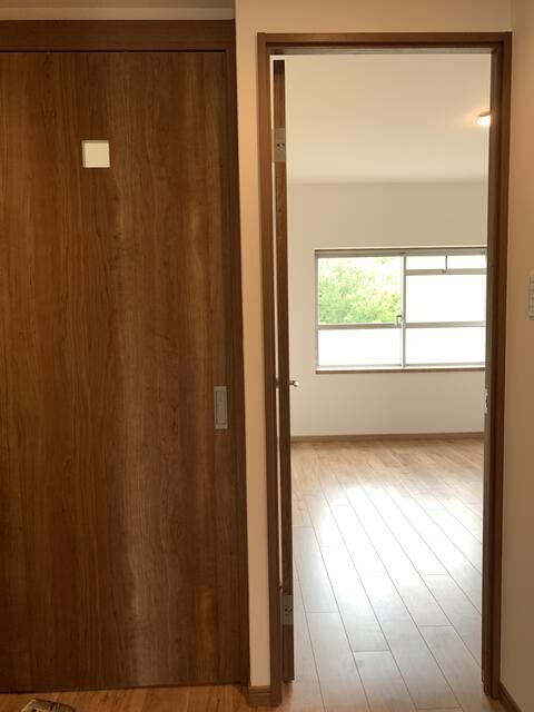 Renovated 2LDK Apartment for Sale in Taisho Ward, Osaka - Thumbnail 3