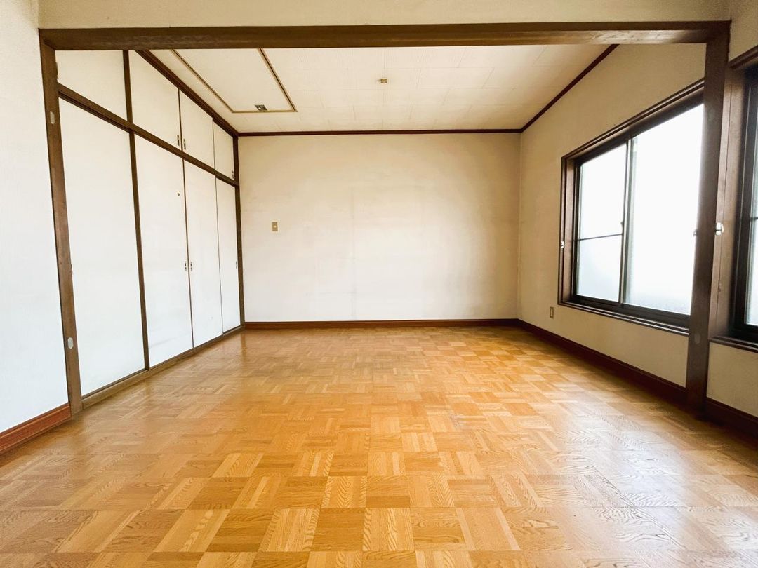 4LDK House for Sale in Higashiosaka with Garage and Scenic Views - Thumbnail 4