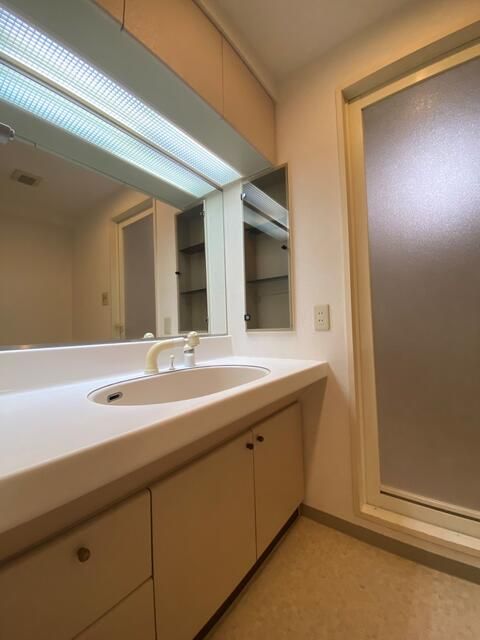 1LDK Apartment for Sale in Minami-Azabu, Minato Ward, Tokyo - Thumbnail 3