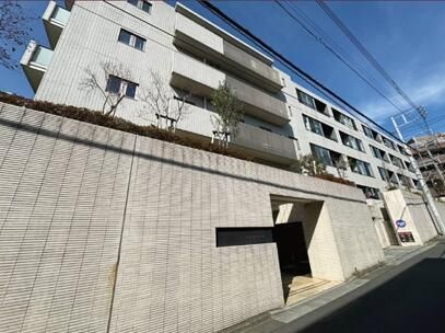 Spacious 3LDK Apartment in Hiroo, Shibuya - High-End Low-Rise Building - Thumbnail 2