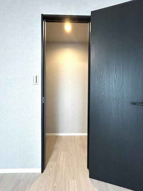 2LDK Apartment for Sale in Minato Mirai, Yokohama - Thumbnail 2