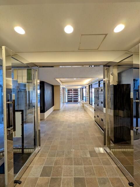 2LDK Apartment with Views of Indian Embassy Gardens, Shinjuku - Thumbnail 2
