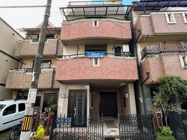 Pet-Friendly 3LDK Steel House with Rooftop Balcony in Osaka - Thumbnail 3