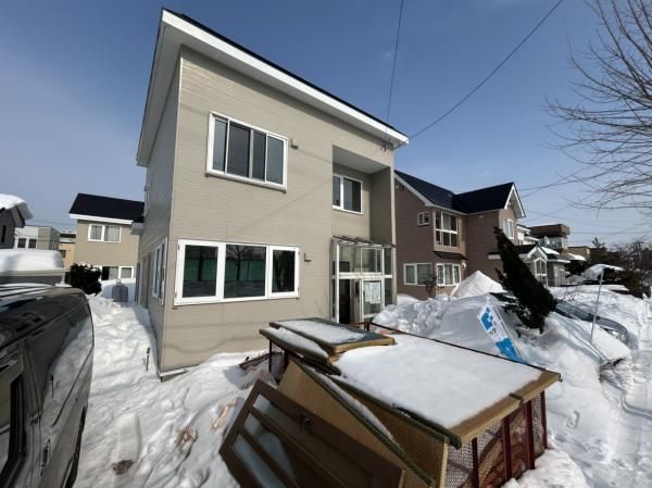 Renovated 4LDK House in Sapporo's Kita Ward with 4 Car Parking - Thumbnail 2