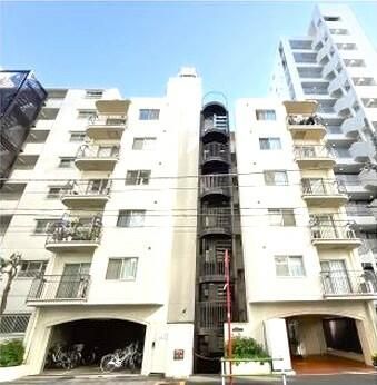1LDK Corner Apartment for Sale in Minato, Tokyo | Shibaura - Thumbnail 2