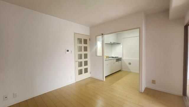 Renovated 3DK Apartment for Sale in Nishiyodogawa, Osaka - Thumbnail 4