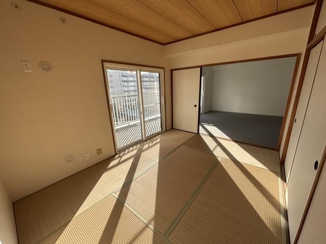 Renovated 3LDK Apartment near Temmabashi-suji Rokuchome Station, Osaka - Thumbnail 2