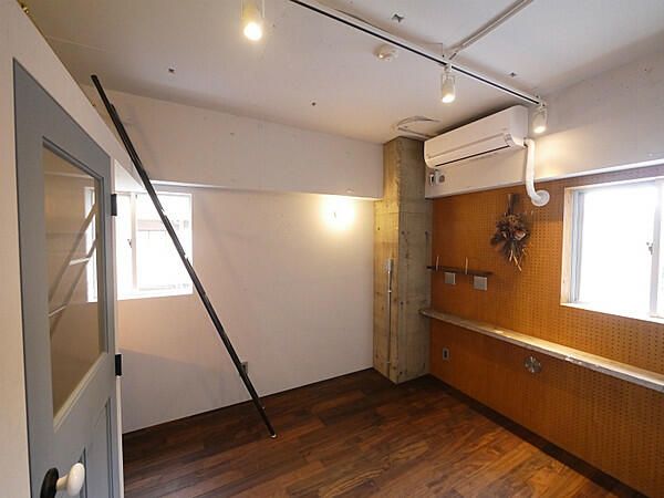 1LDK Apartment with Loft for Sale in Setagaya, Tokyo - Thumbnail 2