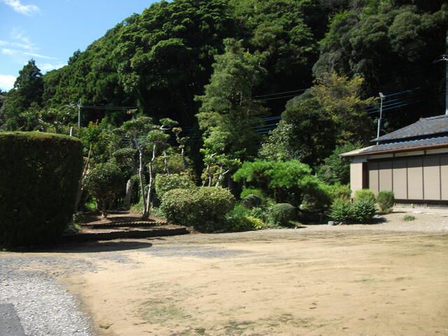 4DK House for Sale in Itako, Ibaraki with Large Garden - Thumbnail 3