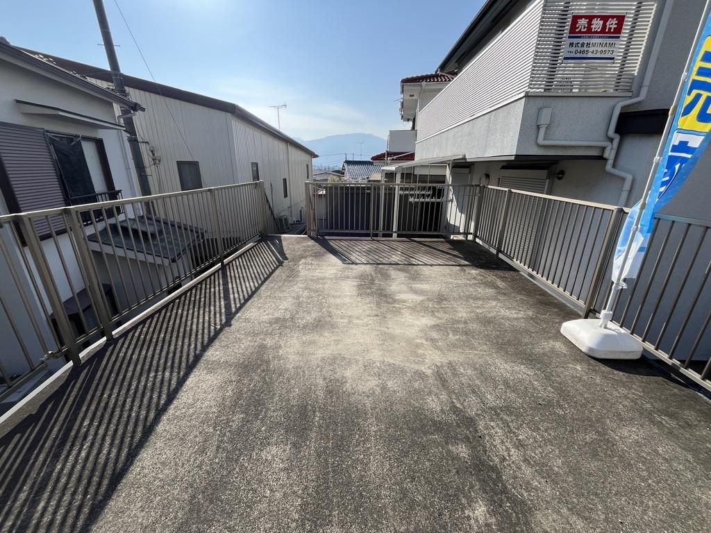 5LDK Solar-Powered Family Home with Natural Materials in Oi, Kanagawa - Thumbnail 3