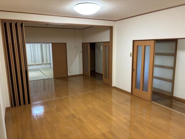 116.5 Tsubo Land with 3DK House for Sale in Iwakura, Aichi - Thumbnail 4