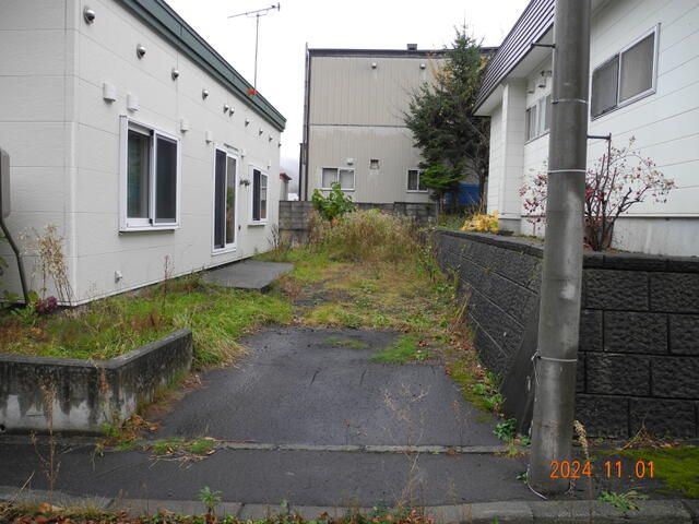 1975 2LDK Single-Story House for Sale in Sapporo Nishi-ku - Thumbnail 2