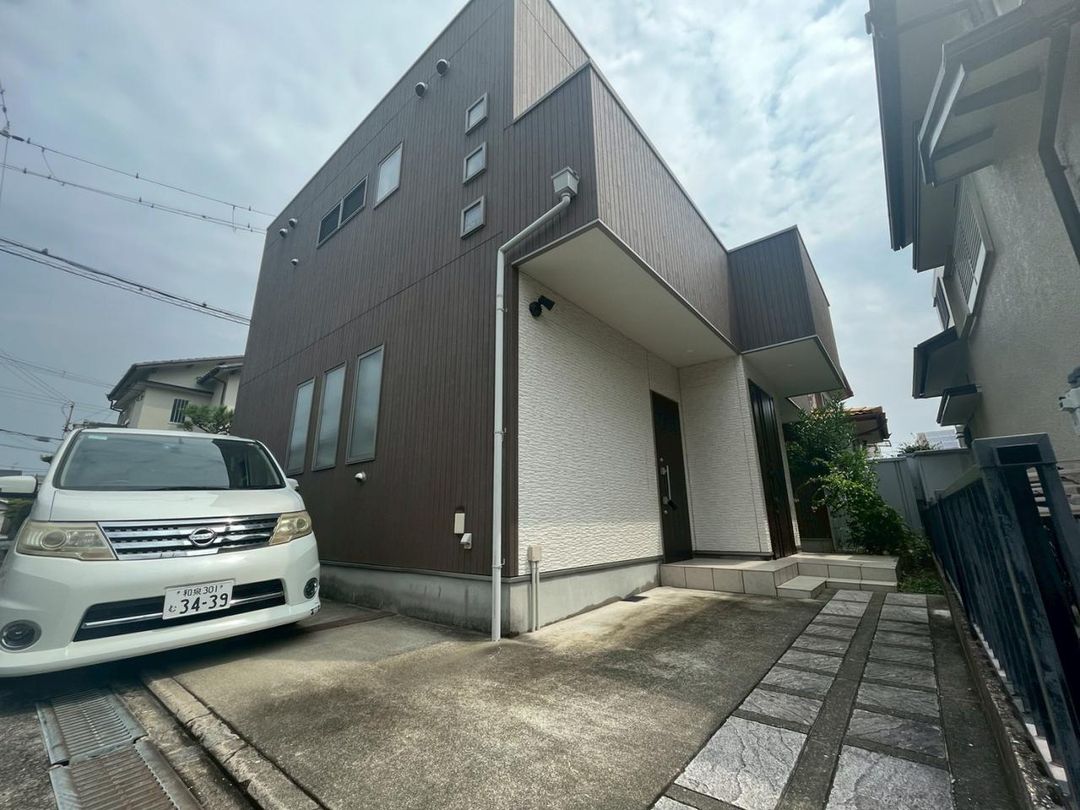 2-Generation Home for Sale in Hannan, Osaka - 3LDK Near Ozaki Station - Image 1