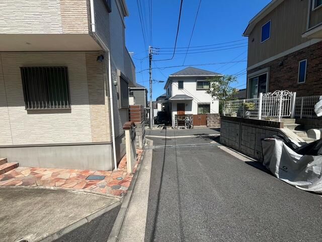 4-Bedroom Modern House in Quiet Yokohama Near Sugita Station - Thumbnail 3