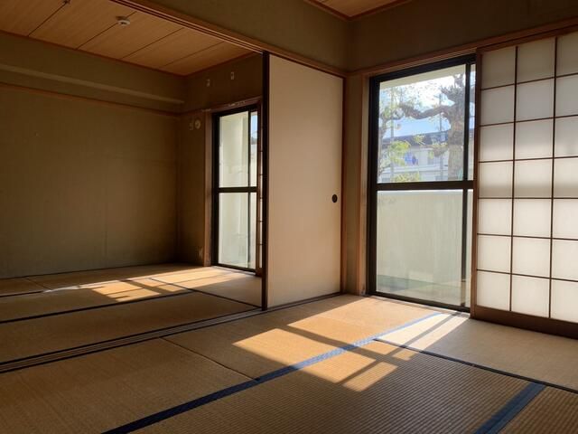 3DK Apartment with Private Garden for Sale near Yamatotakada Station - Thumbnail 3