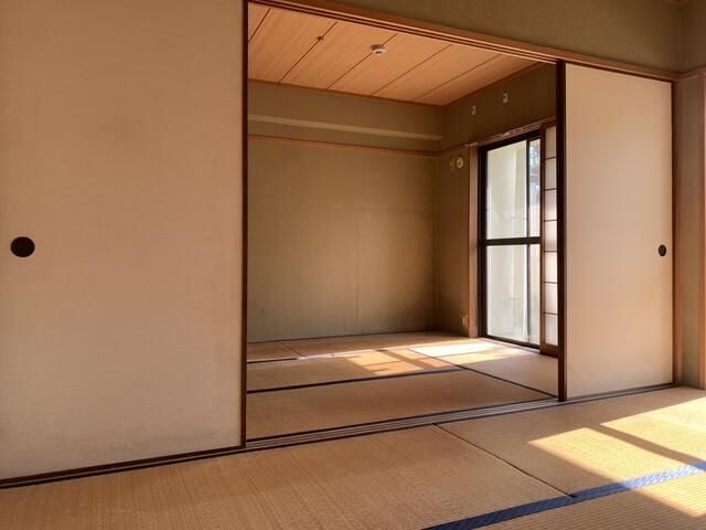 3DK Apartment with Private Garden for Sale near Yamatotakada Station - Thumbnail 2