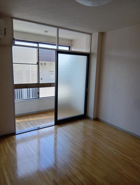 Toyama City 1K Apartment for Rent with Sunroom - No Key Money - Thumbnail 4
