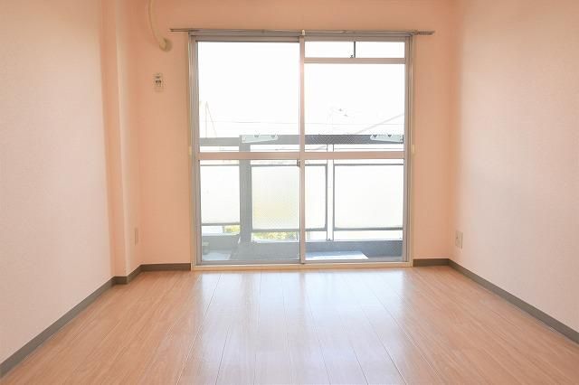 1K Apartment for Rent in Suita, Osaka - 27,000 Yen - Thumbnail 3