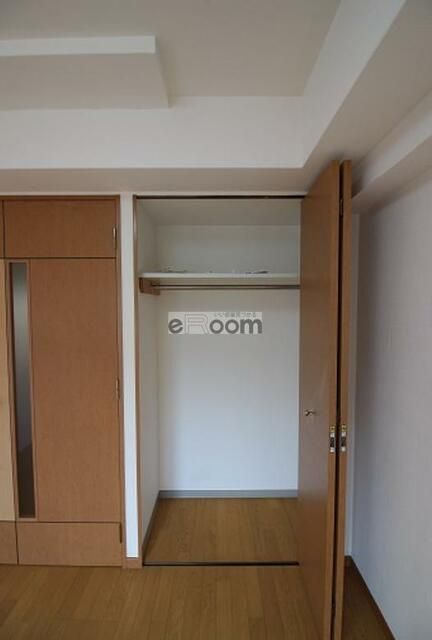 1K Apartment for Sale in Nishi-Azabu, Minato-ku, Tokyo - Thumbnail 4