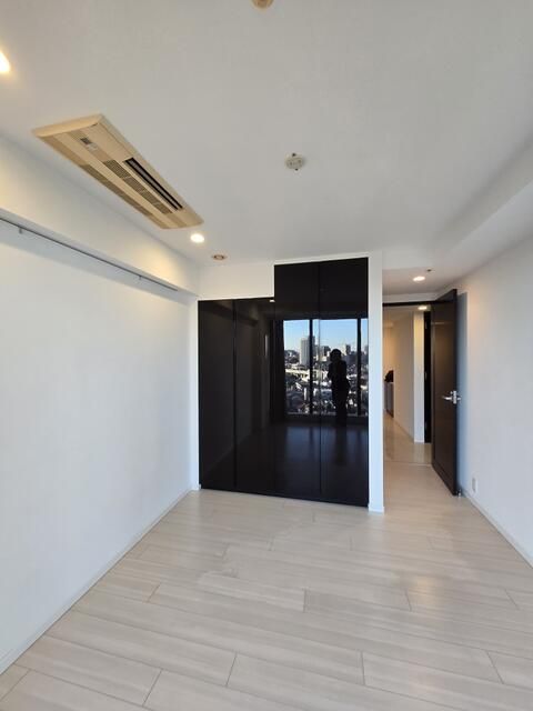 2LDK Apartment for Sale in Shinagawa, Tokyo - 39-Story Tower - Thumbnail 3