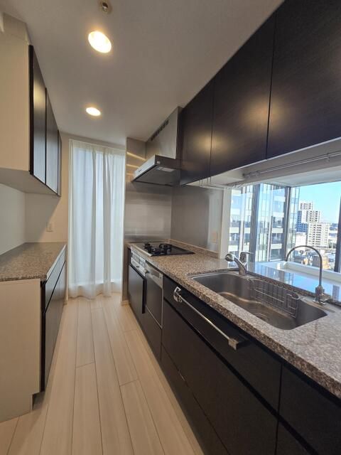 2LDK Apartment for Sale in Shinagawa, Tokyo - 39-Story Tower - Thumbnail 4