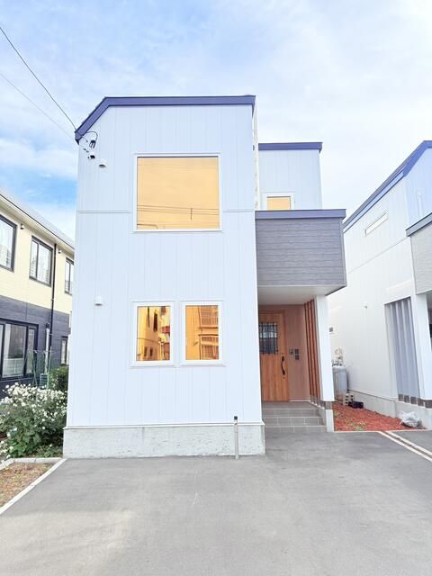 2020-Built 3LDK House in Quiet Sapporo Neighborhood - Image 1
