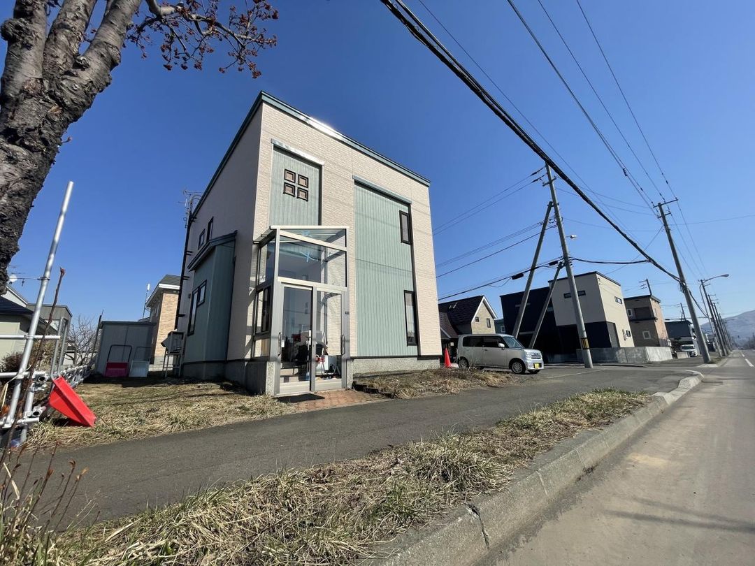 Spacious 3SLDK Corner Lot House in Sapporo's Teine Ward - Thumbnail 3
