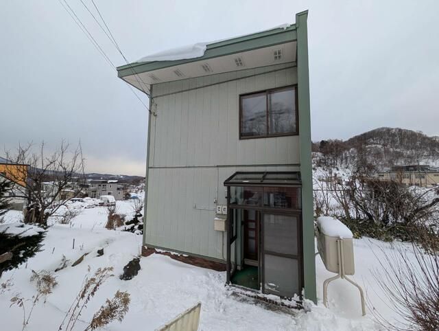 4LDK House with Basement on Large Plot in Otaru, Hokkaido - Image 1