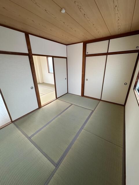 Renovated 2DK Apartment in Higashiosaka, Osaka | Top Floor - Thumbnail 4