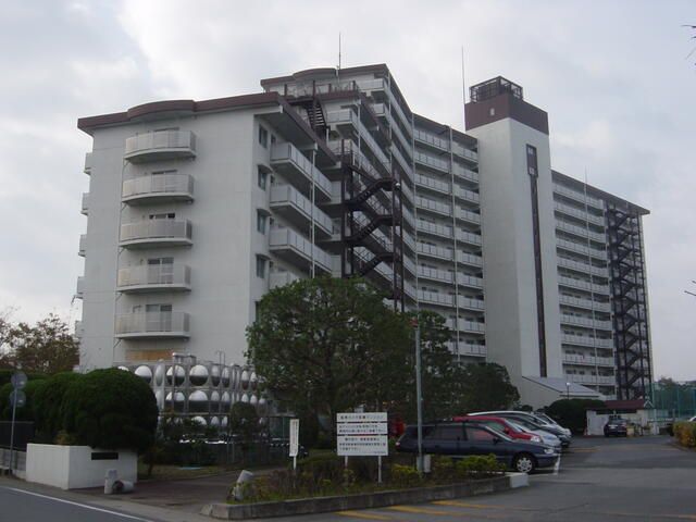 3SLDK Top Floor Apartment with Tennis Court in Toride, Ibaraki - Thumbnail 2