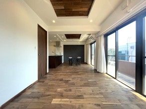 2LDK Renovated Apartment in Minami Aoyama, Minato, Tokyo - Thumbnail 2