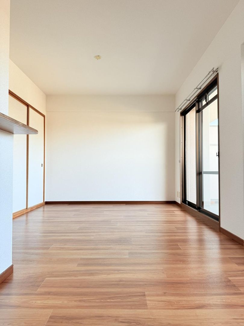 2LDK Apartment for Sale in Toyonaka, Osaka - 64 sqm, 8th Floor - Thumbnail 4