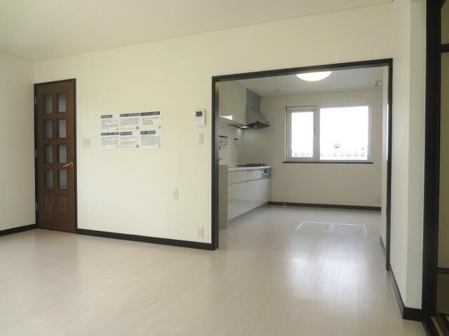 Renovated 4LDK House with Parking in Ebetsu, Hokkaido - Thumbnail 3