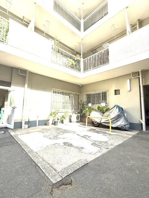 2LDK Apartment for Sale in Minami-Azabu, Tokyo with Roof Balcony - Thumbnail 3