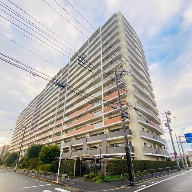 3LDK Apartment for Sale in Katsushika, Tokyo with Panoramic Views - Thumbnail 2
