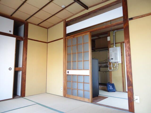 2K Apartment for Rent near Showa-cho Station, Osaka - Thumbnail 2