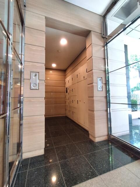 2LDK Condo in Nishi-Azabu, Minato-ku, Tokyo for Sale - Thumbnail 2