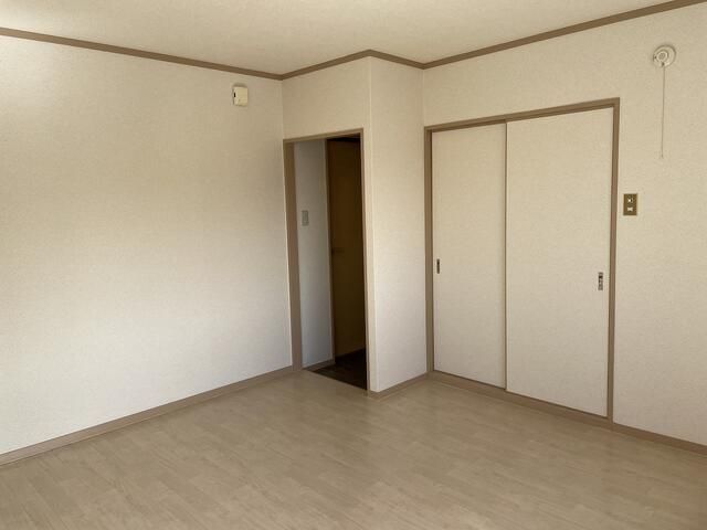 Renovated 1R Apartment for Rent near Hattori Tenjin Station, Toyonaka - Thumbnail 2