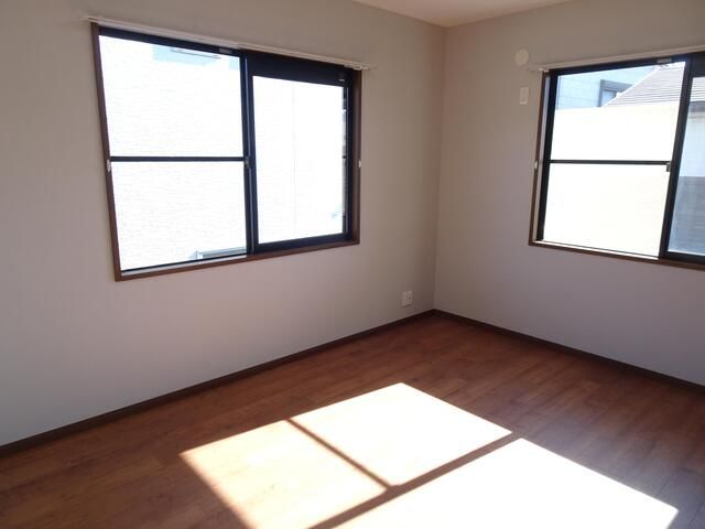 Renovated 4LDK Detached House for Sale in Yokosuka, Kanagawa - Thumbnail 2