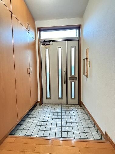 7LDK Renovated Corner Lot House in Tsukigata, Hokkaido - Thumbnail 2