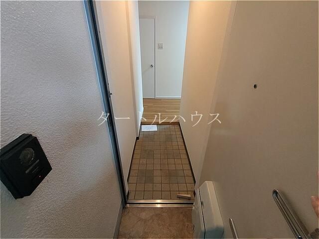 1K Apartment for Rent in Shijonawate, Osaka - 37,000 Yen - Thumbnail 2