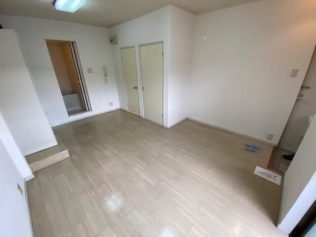 1K Apartment for Rent in Shijonawate, Osaka - 37,000 Yen - Thumbnail 3