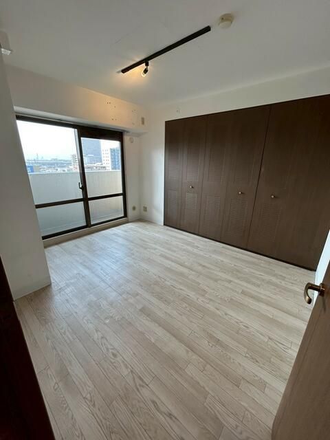 2LDK Corner Apartment on 13th Floor in Sakai, Osaka | 69.24 sqm - Thumbnail 4