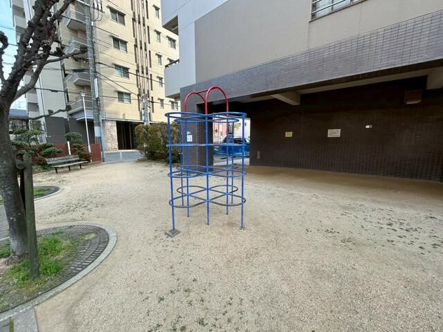 2LDK Corner Apartment on 13th Floor in Sakai, Osaka | 69.24 sqm - Thumbnail 2